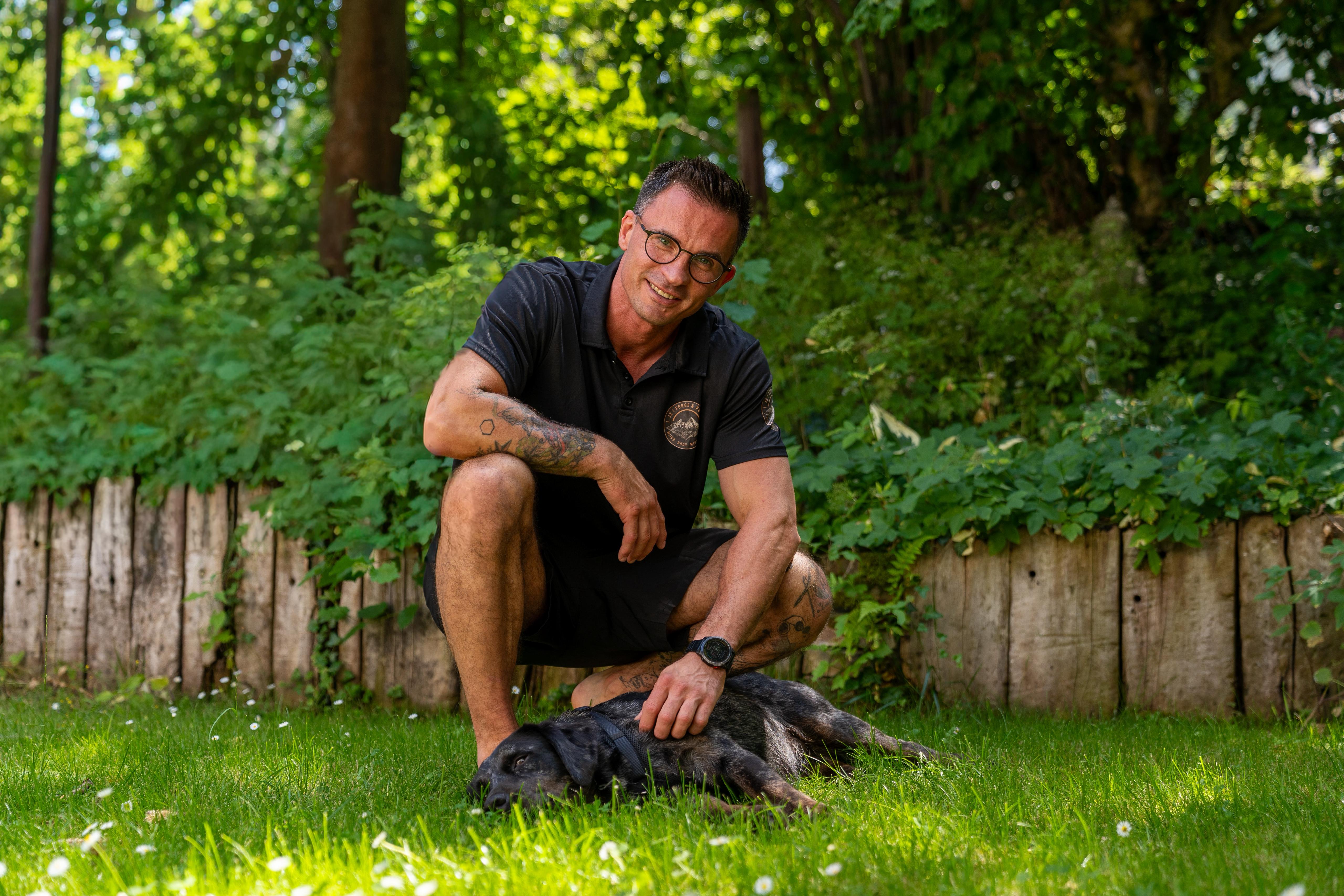 Julian Zabel mit Hund im Grünen